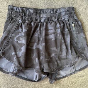 Lululemon size 6 Camo short